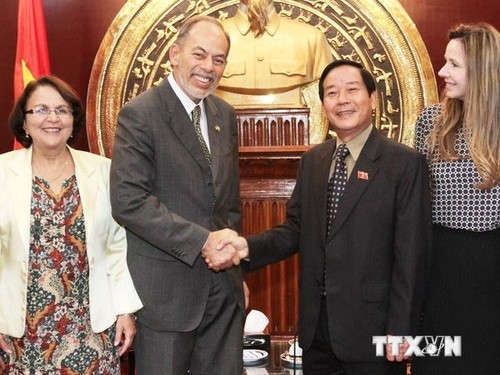 Brazilian parliamentarians visit Vietnamese AO victims - ảnh 1
